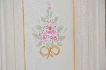 中古　美品　イタリア高級家具　SILIK(シリック)　ロココ調の彫刻装飾とガラス扉が優雅なキャビネット　定価約500万円　(R-086433)