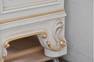 中古　美品　イタリア高級家具　SILIK(シリック)　ロココ調の彫刻装飾とガラス扉が優雅なキャビネット　定価約500万円　(R-086433)