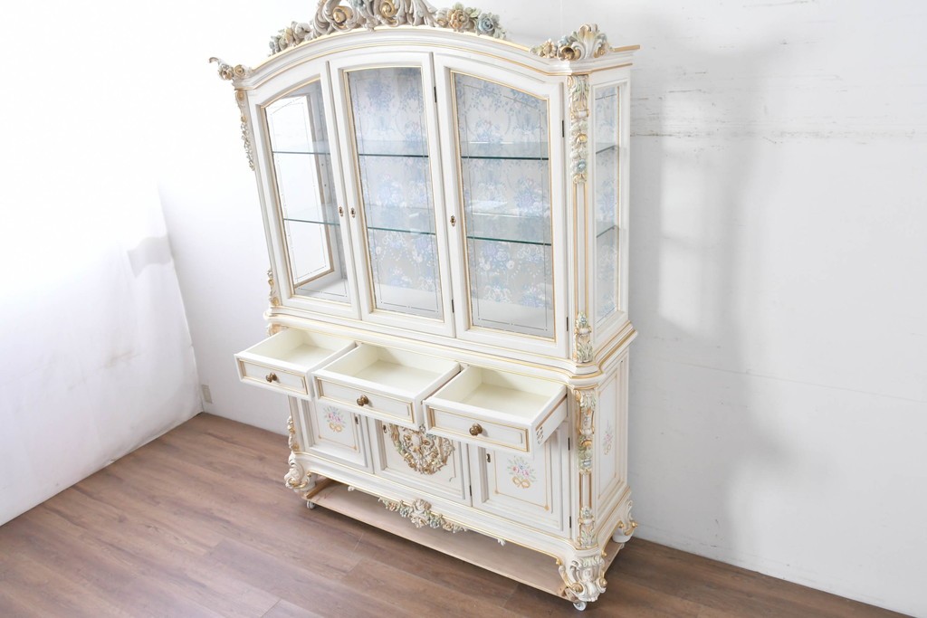 中古　美品　イタリア高級家具　SILIK(シリック)　ロココ調の彫刻装飾とガラス扉が優雅なキャビネット　定価約500万円　(R-086433)