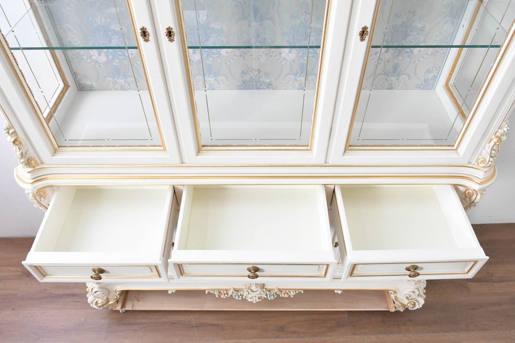 中古　美品　イタリア高級家具　SILIK(シリック)　ロココ調の彫刻装飾とガラス扉が優雅なキャビネット　定価約500万円　(R-086433)