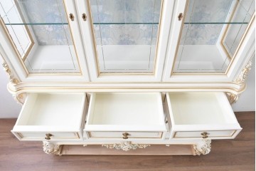 中古　美品　イタリア高級家具　SILIK(シリック)　ロココ調の彫刻装飾とガラス扉が優雅なキャビネット　定価約500万円　(R-086433)