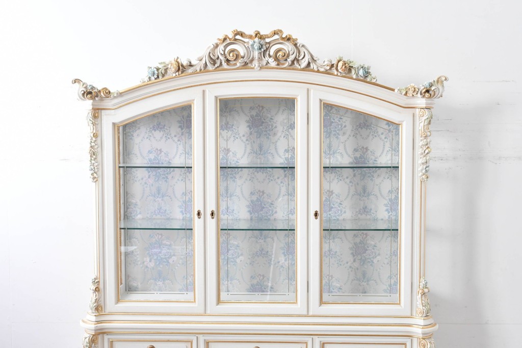 中古　美品　イタリア高級家具　SILIK(シリック)　ロココ調の彫刻装飾とガラス扉が優雅なキャビネット　定価約500万円　(R-086433)