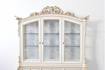 中古　美品　イタリア高級家具　SILIK(シリック)　ロココ調の彫刻装飾とガラス扉が優雅なキャビネット　定価約500万円　(R-086433)