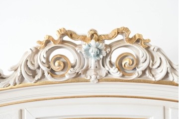 中古　美品　イタリア高級家具　SILIK(シリック)　ロココ調の彫刻装飾とガラス扉が優雅なキャビネット　定価約500万円　(R-086433)