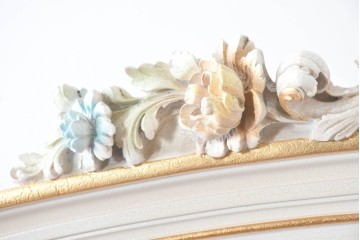 中古　美品　イタリア高級家具　SILIK(シリック)　ロココ調の彫刻装飾とガラス扉が優雅なキャビネット　定価約500万円　(R-086433)