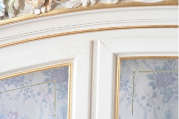 中古　美品　イタリア高級家具　SILIK(シリック)　ロココ調の彫刻装飾とガラス扉が優雅なキャビネット　定価約500万円　(R-086433)