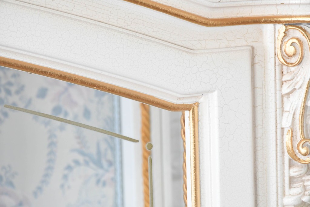 中古　美品　イタリア高級家具　SILIK(シリック)　ロココ調の彫刻装飾とガラス扉が優雅なキャビネット　定価約500万円　(R-086433)