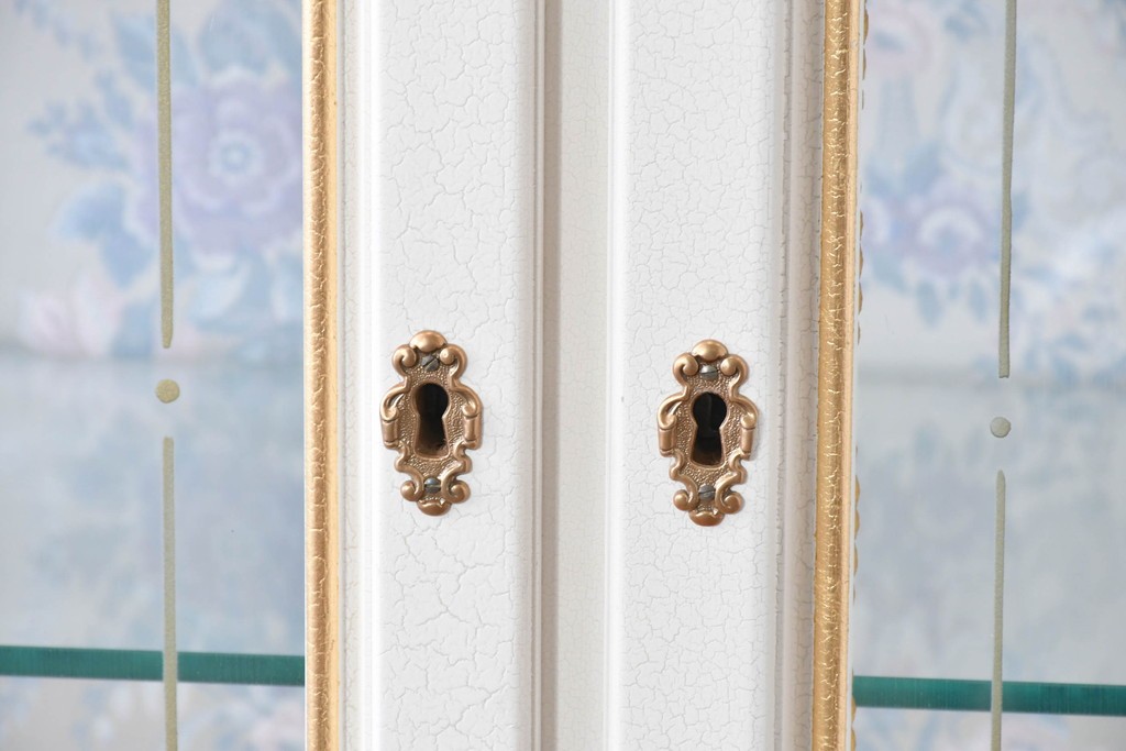 中古　美品　イタリア高級家具　SILIK(シリック)　ロココ調の彫刻装飾とガラス扉が優雅なキャビネット　定価約500万円　(R-086433)