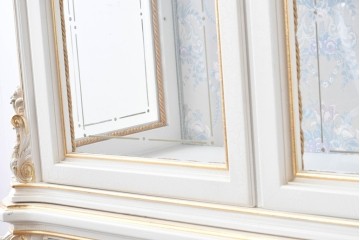 中古　美品　イタリア高級家具　SILIK(シリック)　ロココ調の彫刻装飾とガラス扉が優雅なキャビネット　定価約500万円　(R-086433)