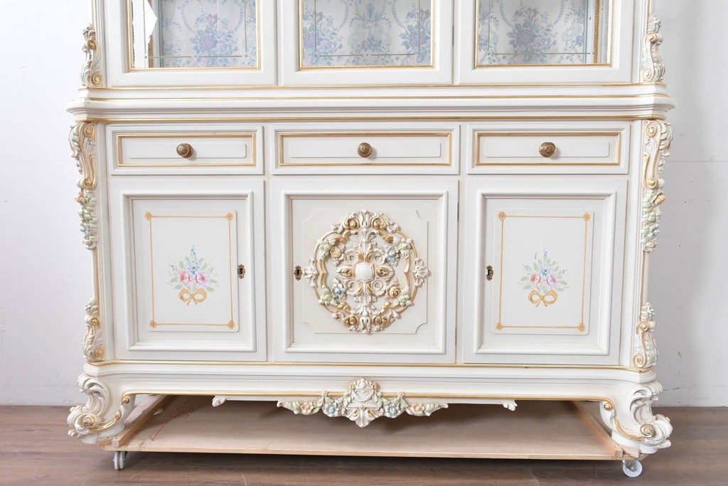 中古　美品　イタリア高級家具　SILIK(シリック)　ロココ調の彫刻装飾とガラス扉が優雅なキャビネット　定価約500万円　(R-086433)