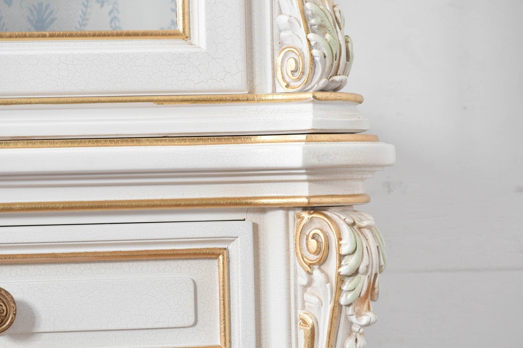 中古　美品　イタリア高級家具　SILIK(シリック)　ロココ調の彫刻装飾とガラス扉が優雅なキャビネット　定価約500万円　(R-086433)