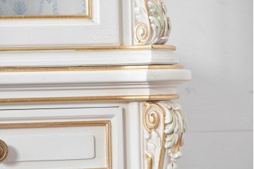 中古　美品　イタリア高級家具　SILIK(シリック)　ロココ調の彫刻装飾とガラス扉が優雅なキャビネット　定価約500万円　(R-086433)