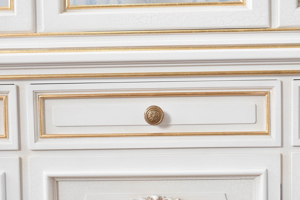 中古　美品　イタリア高級家具　SILIK(シリック)　ロココ調の彫刻装飾とガラス扉が優雅なキャビネット　定価約500万円　(R-086433)