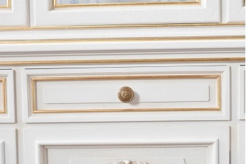 中古　美品　イタリア高級家具　SILIK(シリック)　ロココ調の彫刻装飾とガラス扉が優雅なキャビネット　定価約500万円　(R-086433)