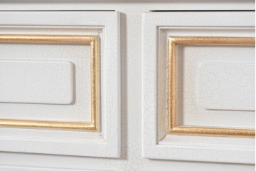 中古　美品　イタリア高級家具　SILIK(シリック)　ロココ調の彫刻装飾とガラス扉が優雅なキャビネット　定価約500万円　(R-086433)