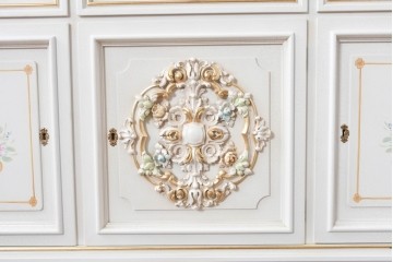 中古　美品　イタリア高級家具　SILIK(シリック)　ロココ調の彫刻装飾とガラス扉が優雅なキャビネット　定価約500万円　(R-086433)