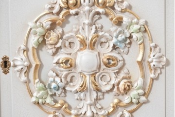 中古　美品　イタリア高級家具　SILIK(シリック)　ロココ調の彫刻装飾とガラス扉が優雅なキャビネット　定価約500万円　(R-086433)