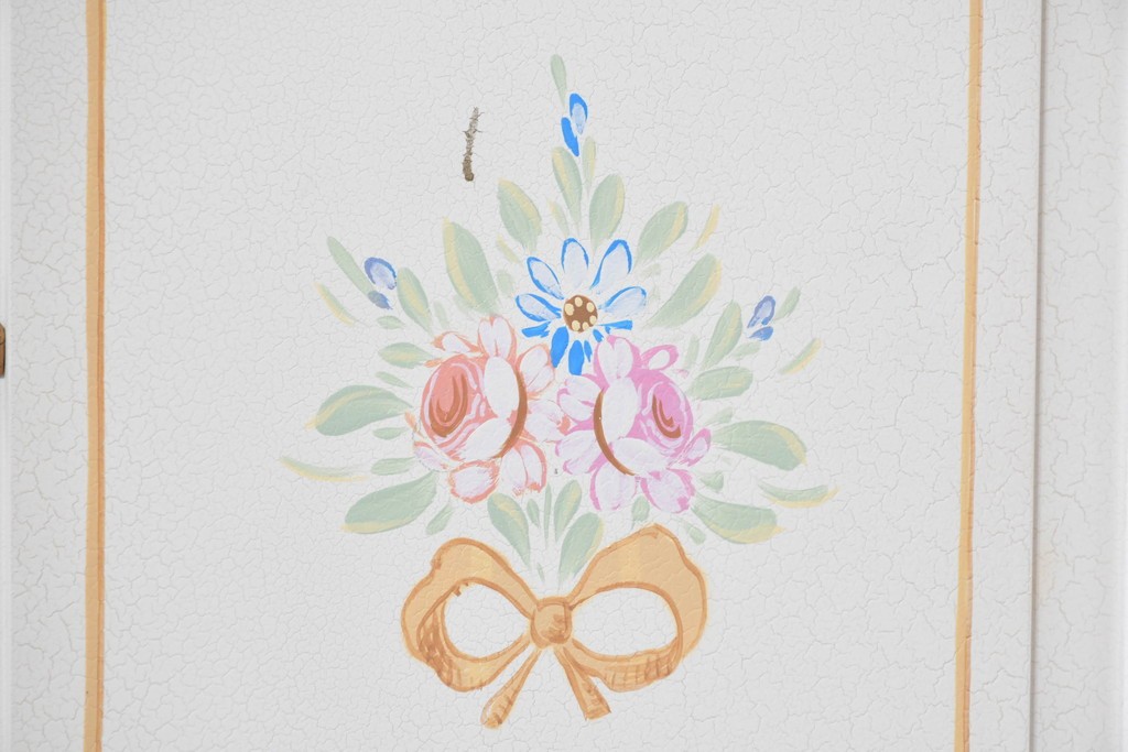 中古　美品　イタリア高級家具　SILIK(シリック)　ロココ調の彫刻装飾とガラス扉が優雅なキャビネット　定価約500万円　(R-086433)