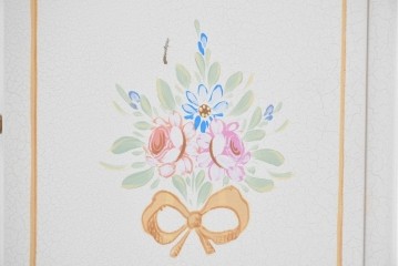 中古　美品　イタリア高級家具　SILIK(シリック)　ロココ調の彫刻装飾とガラス扉が優雅なキャビネット　定価約500万円　(R-086433)