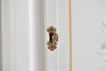 中古　美品　イタリア高級家具　SILIK(シリック)　ロココ調の彫刻装飾とガラス扉が優雅なキャビネット　定価約500万円　(R-086433)