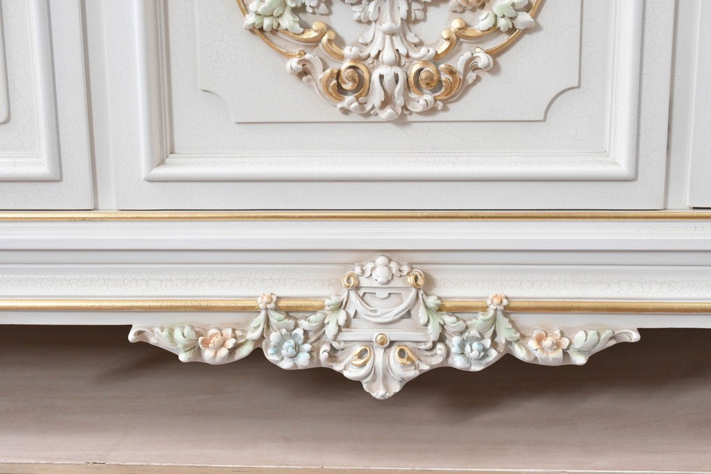 中古　美品　イタリア高級家具　SILIK(シリック)　ロココ調の彫刻装飾とガラス扉が優雅なキャビネット　定価約500万円　(R-086433)