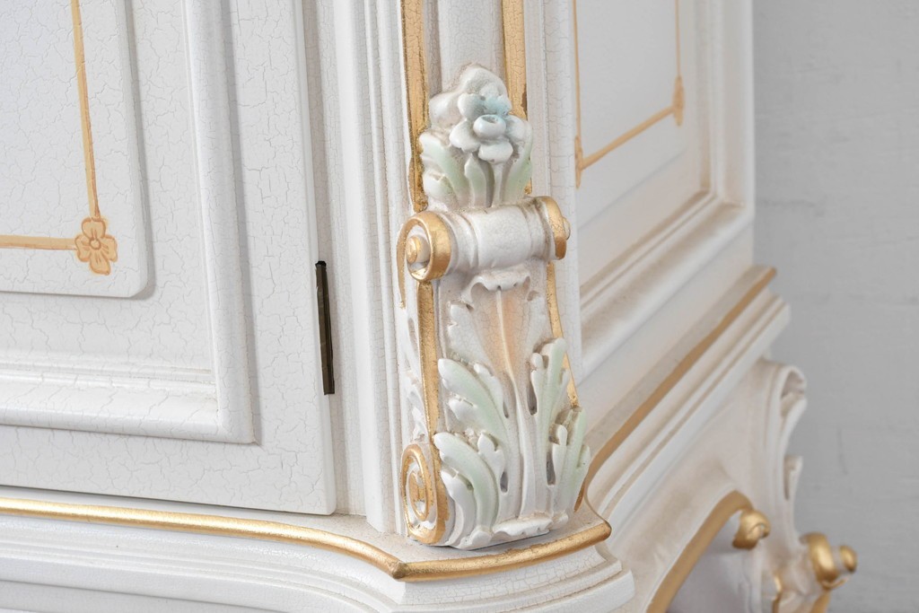 中古　美品　イタリア高級家具　SILIK(シリック)　ロココ調の彫刻装飾とガラス扉が優雅なキャビネット　定価約500万円　(R-086433)