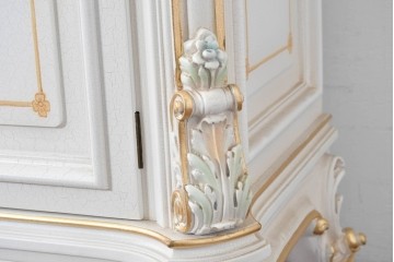 中古　美品　イタリア高級家具　SILIK(シリック)　ロココ調の彫刻装飾とガラス扉が優雅なキャビネット　定価約500万円　(R-086433)