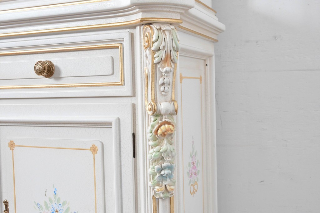 中古　美品　イタリア高級家具　SILIK(シリック)　ロココ調の彫刻装飾とガラス扉が優雅なキャビネット　定価約500万円　(R-086433)