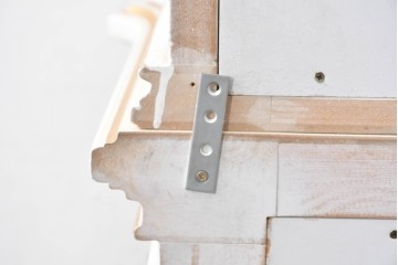 中古　美品　イタリア高級家具　SILIK(シリック)　ロココ調の彫刻装飾とガラス扉が優雅なキャビネット　定価約500万円　(R-086433)