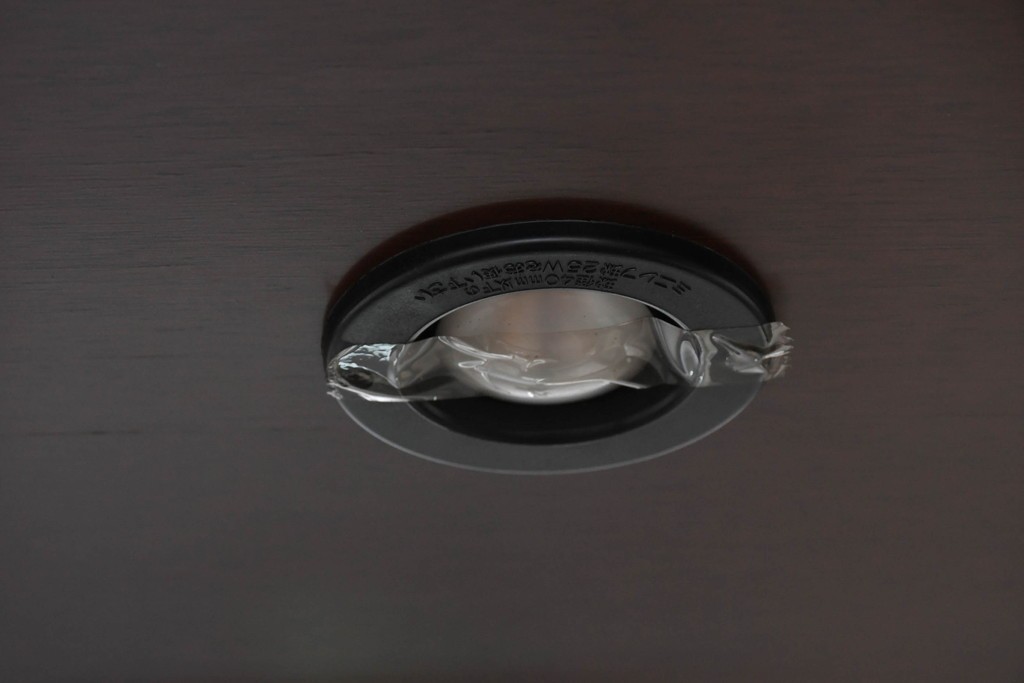 中古　希少な廃番品　maruni(マルニ木工)　ミラーバック×照明付きの縦型キュリオケース　※脚カットあり　(R-086434)