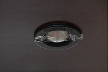 中古　希少な廃番品　maruni(マルニ木工)　ミラーバック×照明付きの縦型キュリオケース　※脚カットあり　(R-086434)