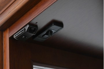 中古　希少な廃番品　maruni(マルニ木工)　ミラーバック×照明付きの縦型キュリオケース　※脚カットあり　(R-086434)