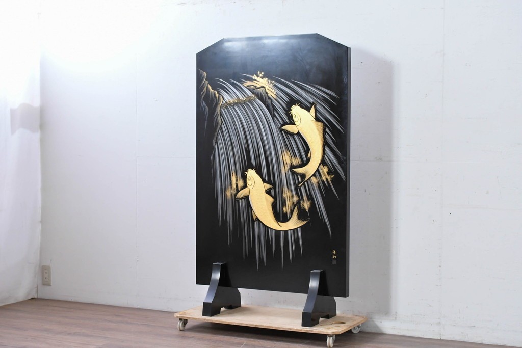 中古　在銘　輪島塗　蒔絵で鯉の滝登りを描いた衝立て　定価約150万円　(R-086435)