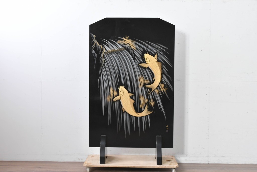 中古　在銘　輪島塗　蒔絵で鯉の滝登りを描いた衝立て　定価約150万円　(R-086435)