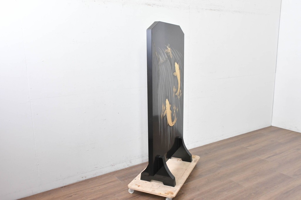 中古　在銘　輪島塗　蒔絵で鯉の滝登りを描いた衝立て　定価約150万円　(R-086435)