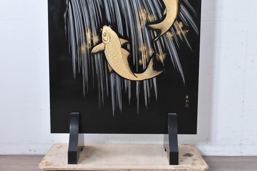中古　在銘　輪島塗　蒔絵で鯉の滝登りを描いた衝立て　定価約150万円　(R-086435)