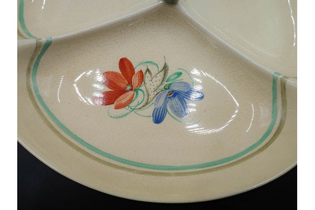 イギリスヴィンテージ　Susie Cooper(スージークーパー)　赤と青の花模様が印象的なティーポット・クリーマー・ミニボウル・プレートの4点セット　(R-086454)