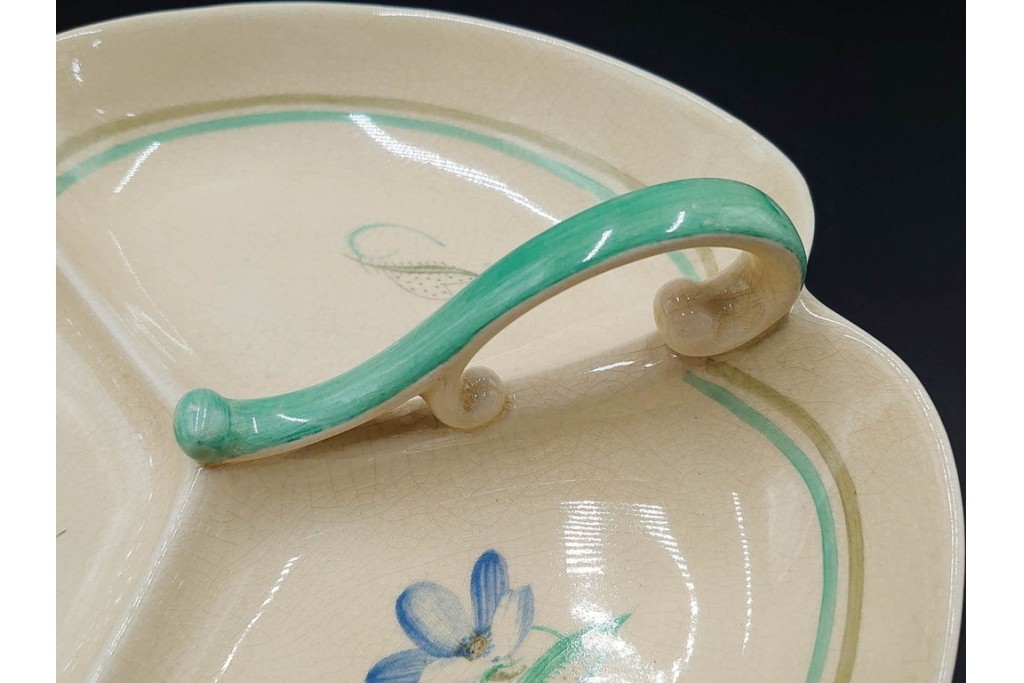 イギリスヴィンテージ　Susie Cooper(スージークーパー)　赤と青の花模様が印象的なティーポット・クリーマー・ミニボウル・プレートの4点セット　(R-086454)