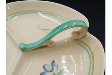 イギリスヴィンテージ　Susie Cooper(スージークーパー)　赤と青の花模様が印象的なティーポット・クリーマー・ミニボウル・プレートの4点セット　(R-086454)