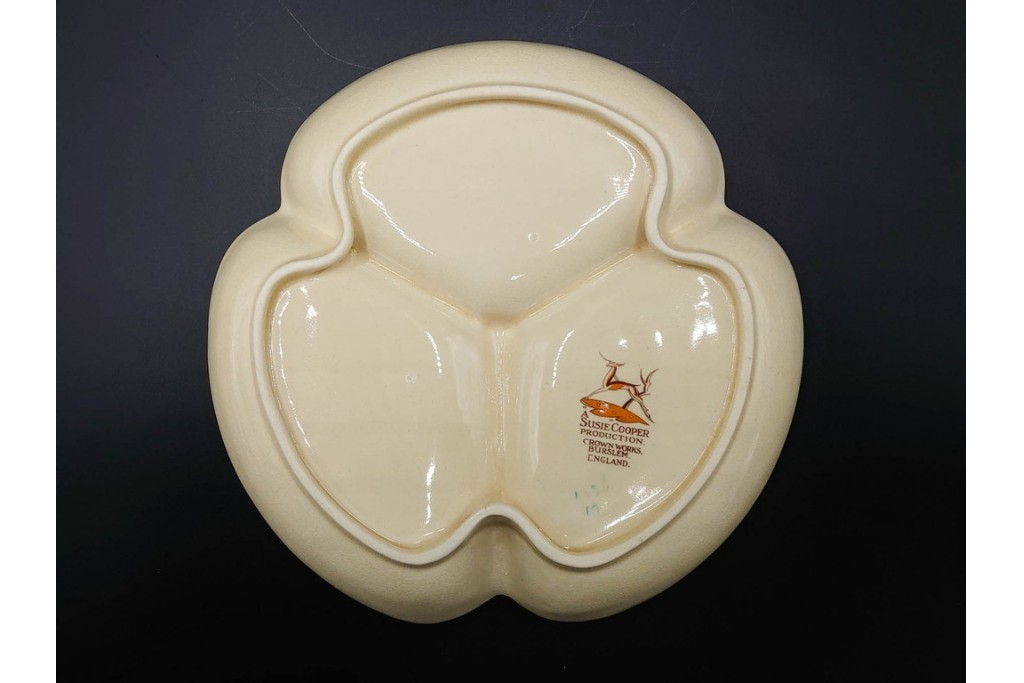 イギリスヴィンテージ　Susie Cooper(スージークーパー)　赤と青の花模様が印象的なティーポット・クリーマー・ミニボウル・プレートの4点セット　(R-086454)