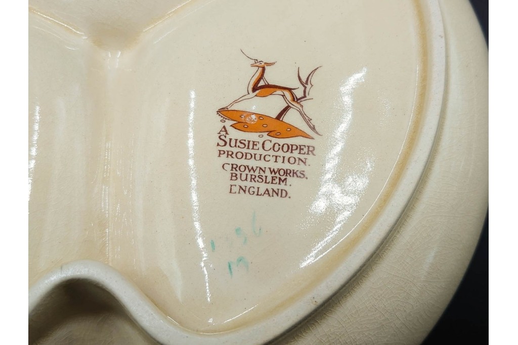 イギリスヴィンテージ　Susie Cooper(スージークーパー)　赤と青の花模様が印象的なティーポット・クリーマー・ミニボウル・プレートの4点セット　(R-086454)