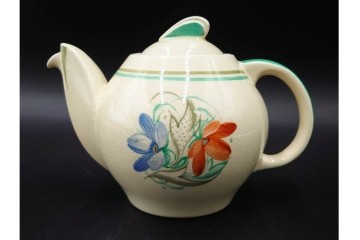 イギリスヴィンテージ　Susie Cooper(スージークーパー)　赤と青の花模様が印象的なティーポット・クリーマー・ミニボウル・プレートの4点セット　(R-086454)