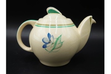 イギリスヴィンテージ　Susie Cooper(スージークーパー)　赤と青の花模様が印象的なティーポット・クリーマー・ミニボウル・プレートの4点セット　(R-086454)