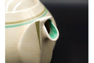 イギリスヴィンテージ　Susie Cooper(スージークーパー)　赤と青の花模様が印象的なティーポット・クリーマー・ミニボウル・プレートの4点セット　(R-086454)