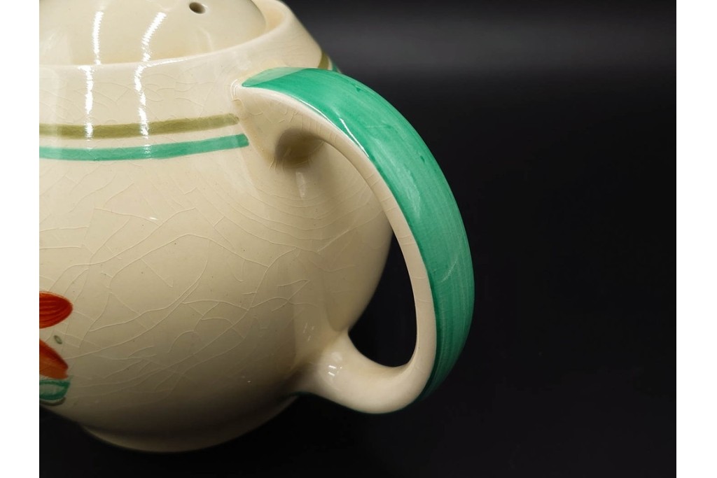 イギリスヴィンテージ　Susie Cooper(スージークーパー)　赤と青の花模様が印象的なティーポット・クリーマー・ミニボウル・プレートの4点セット　(R-086454)