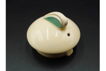 イギリスヴィンテージ　Susie Cooper(スージークーパー)　赤と青の花模様が印象的なティーポット・クリーマー・ミニボウル・プレートの4点セット　(R-086454)