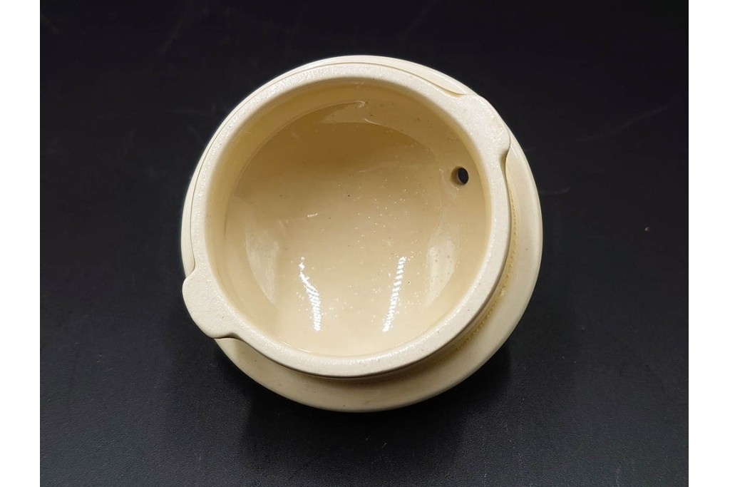 イギリスヴィンテージ　Susie Cooper(スージークーパー)　赤と青の花模様が印象的なティーポット・クリーマー・ミニボウル・プレートの4点セット　(R-086454)