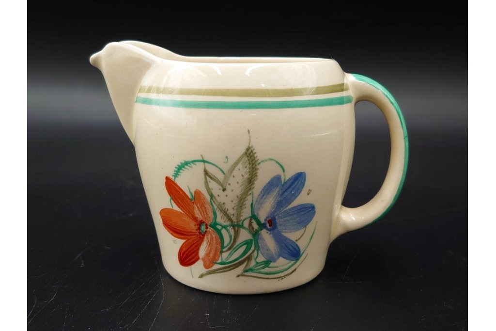 イギリスヴィンテージ　Susie Cooper(スージークーパー)　赤と青の花模様が印象的なティーポット・クリーマー・ミニボウル・プレートの4点セット　(R-086454)