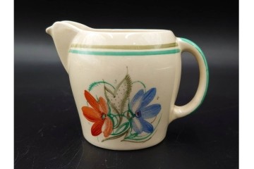 イギリスヴィンテージ　Susie Cooper(スージークーパー)　赤と青の花模様が印象的なティーポット・クリーマー・ミニボウル・プレートの4点セット　(R-086454)