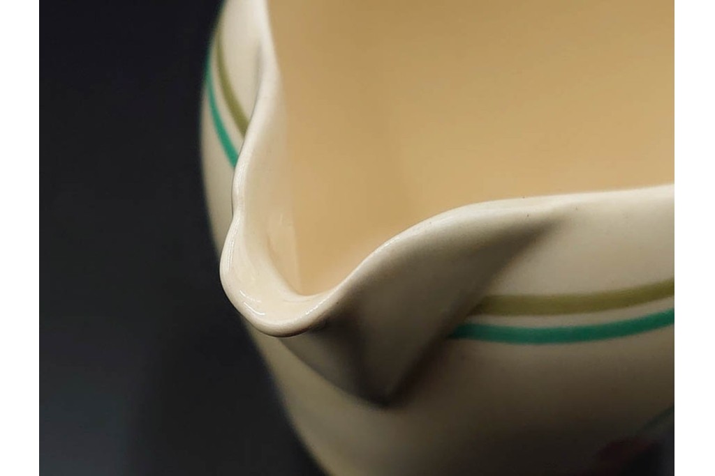 イギリスヴィンテージ　Susie Cooper(スージークーパー)　赤と青の花模様が印象的なティーポット・クリーマー・ミニボウル・プレートの4点セット　(R-086454)